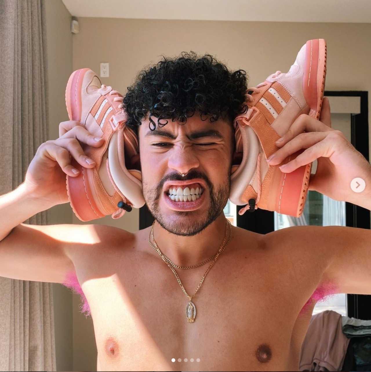 Bad Bunny se tiñe las axilas de rosa