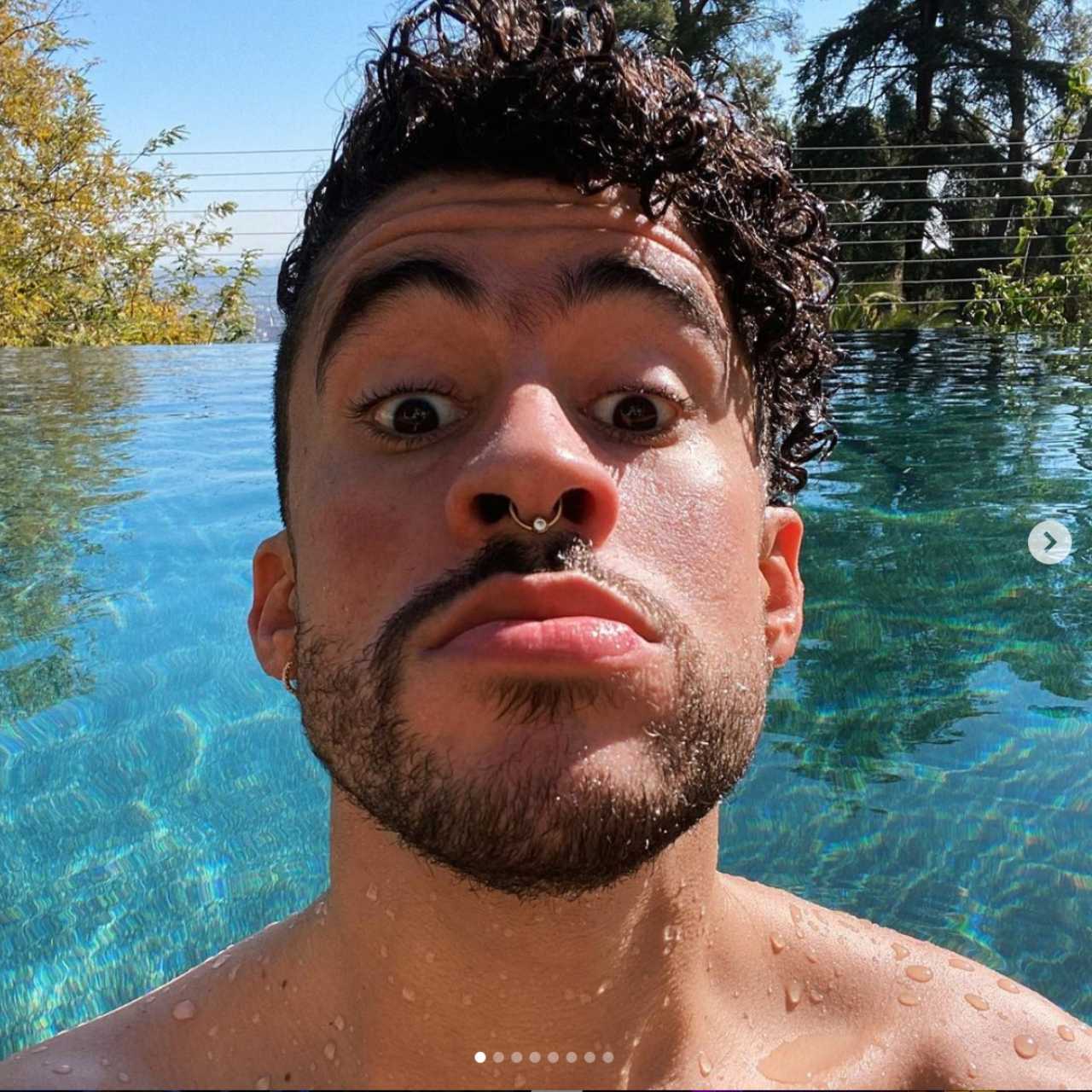 Bad Bunny se tiñe axilas de rosa
