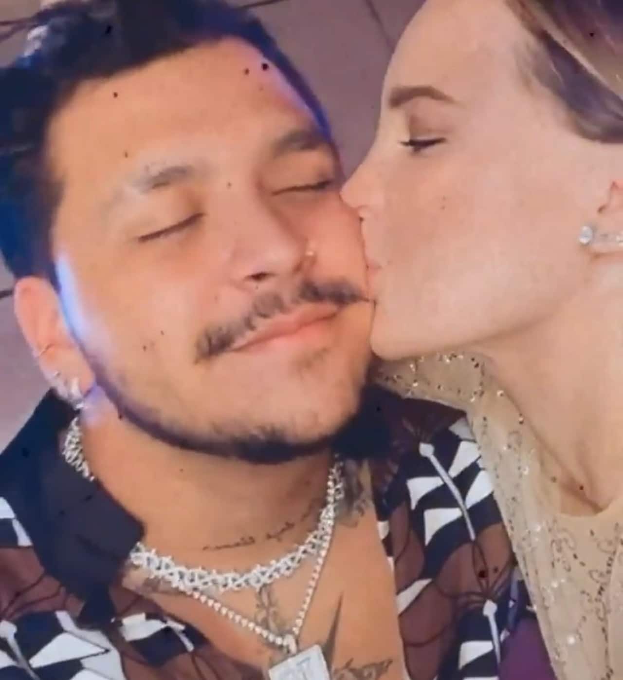Belinda le da un beso a Nodal