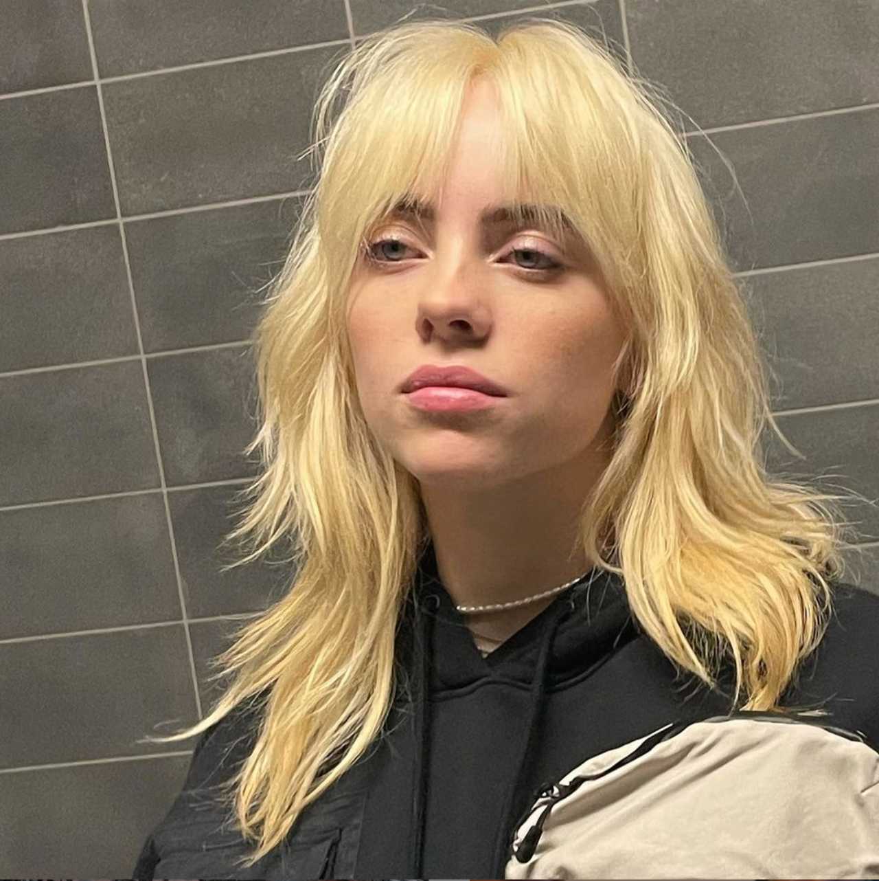Billie Eilish cambia de look por pelo rubio
