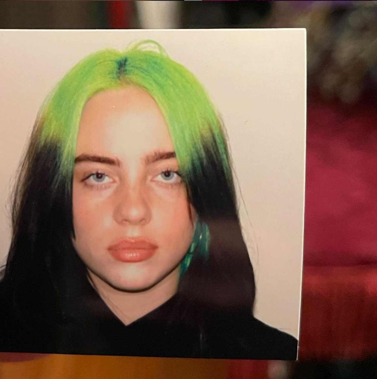 Billie Eilish con su característico pelo verde
