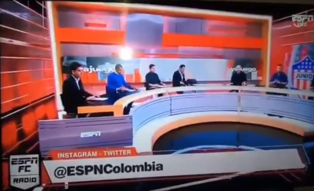 video conductor aplastado pantalla gigante programa en vivo