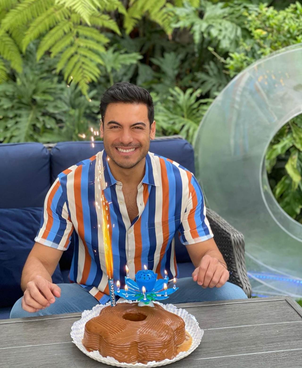 Carlos Rivera sopla las velas de su pastel