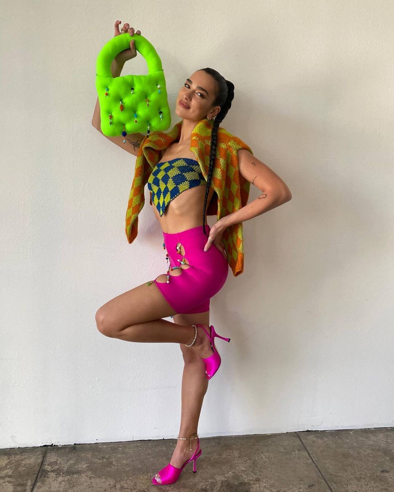 dua lipa vestida nacaranda la hora pico