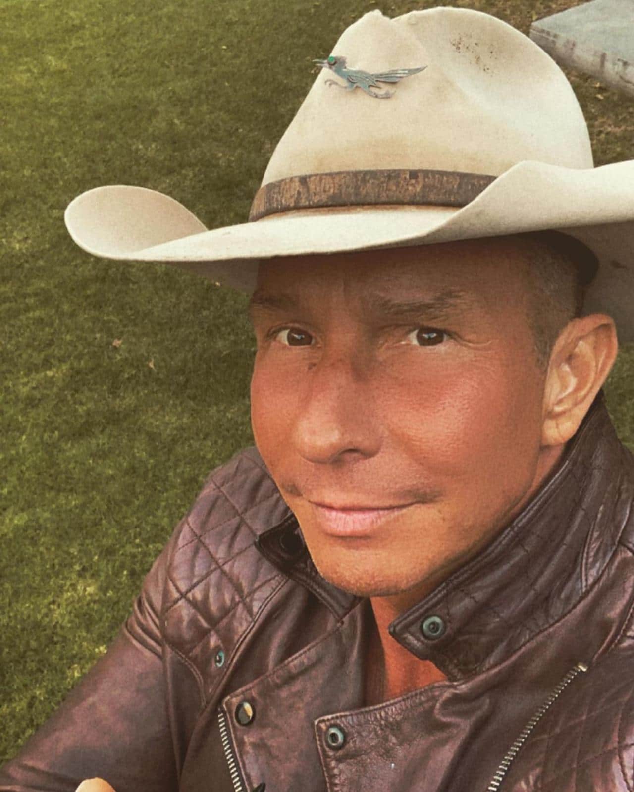 Erik Rubin con look vaquero
