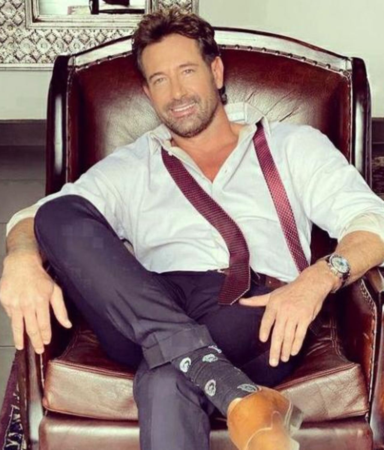 Gabriel Soto con corbata