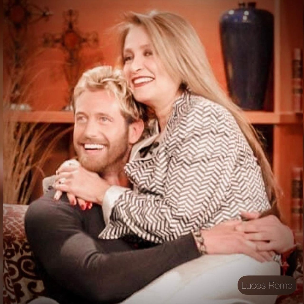 gabriel Soto y Daniela Romo juntos abrazados