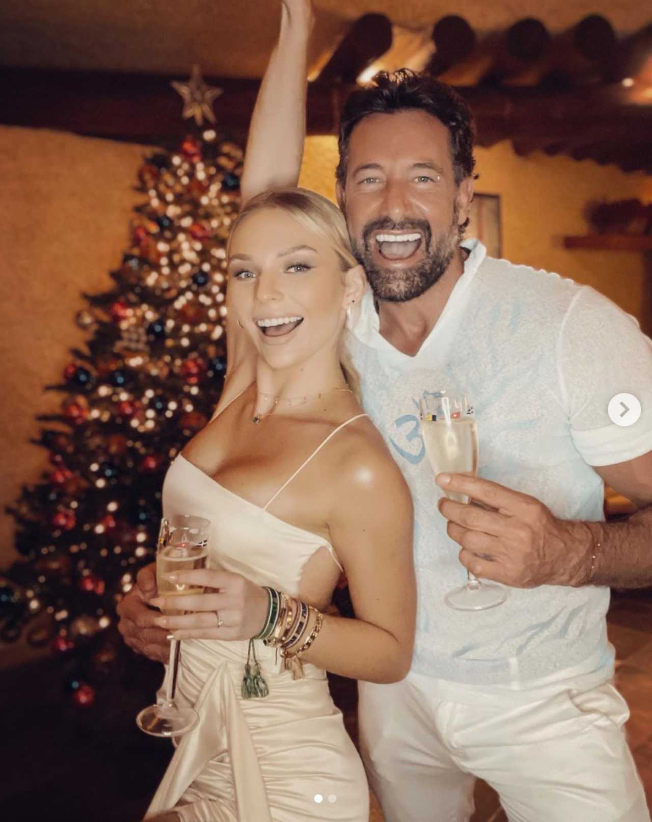 Gabriel Soto e Irina Baeva recibiendo el 2021