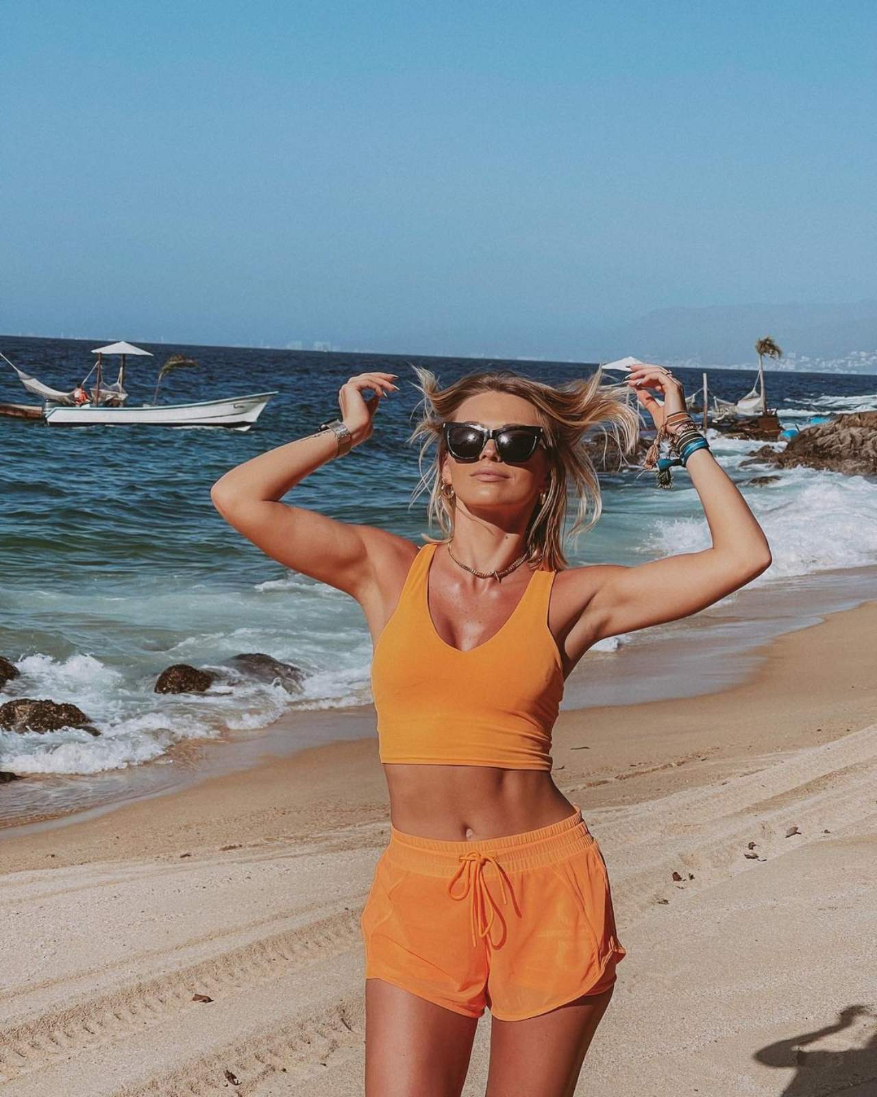 Irina Baeva presume look en playa