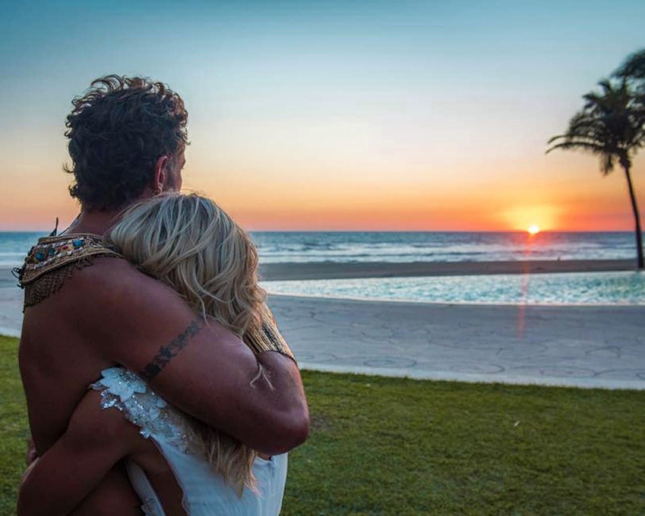 irina Baeva y Gabriel Soto en puesta de sol