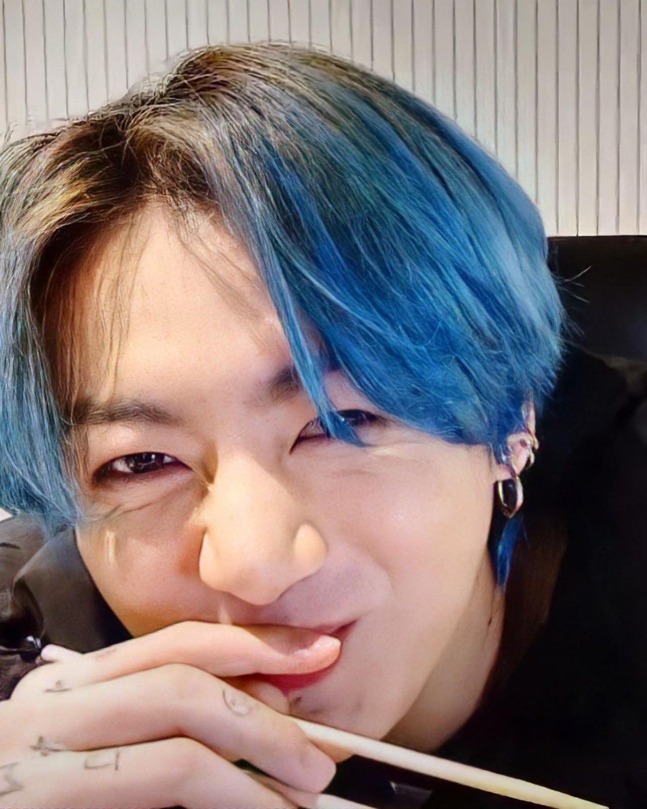Jungkook de BTS riéndose