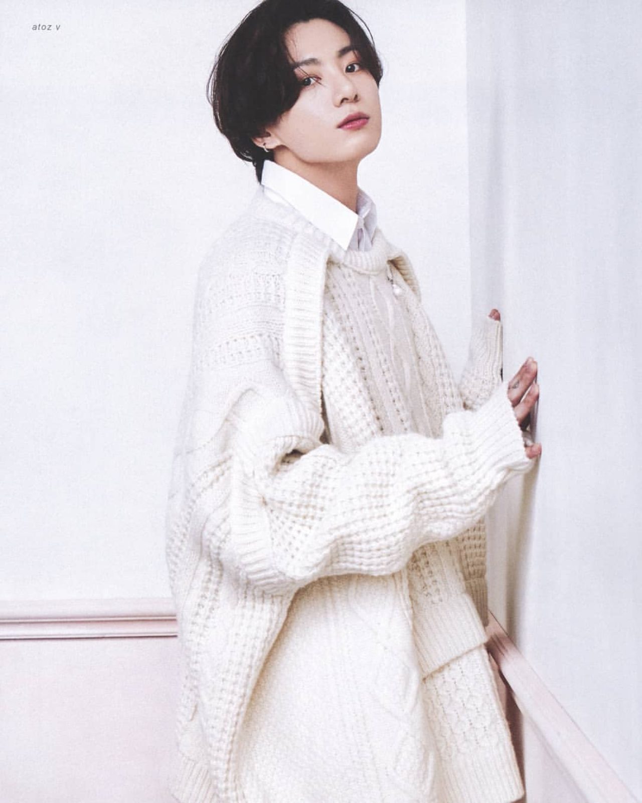 Jungkook con look blanco y puro