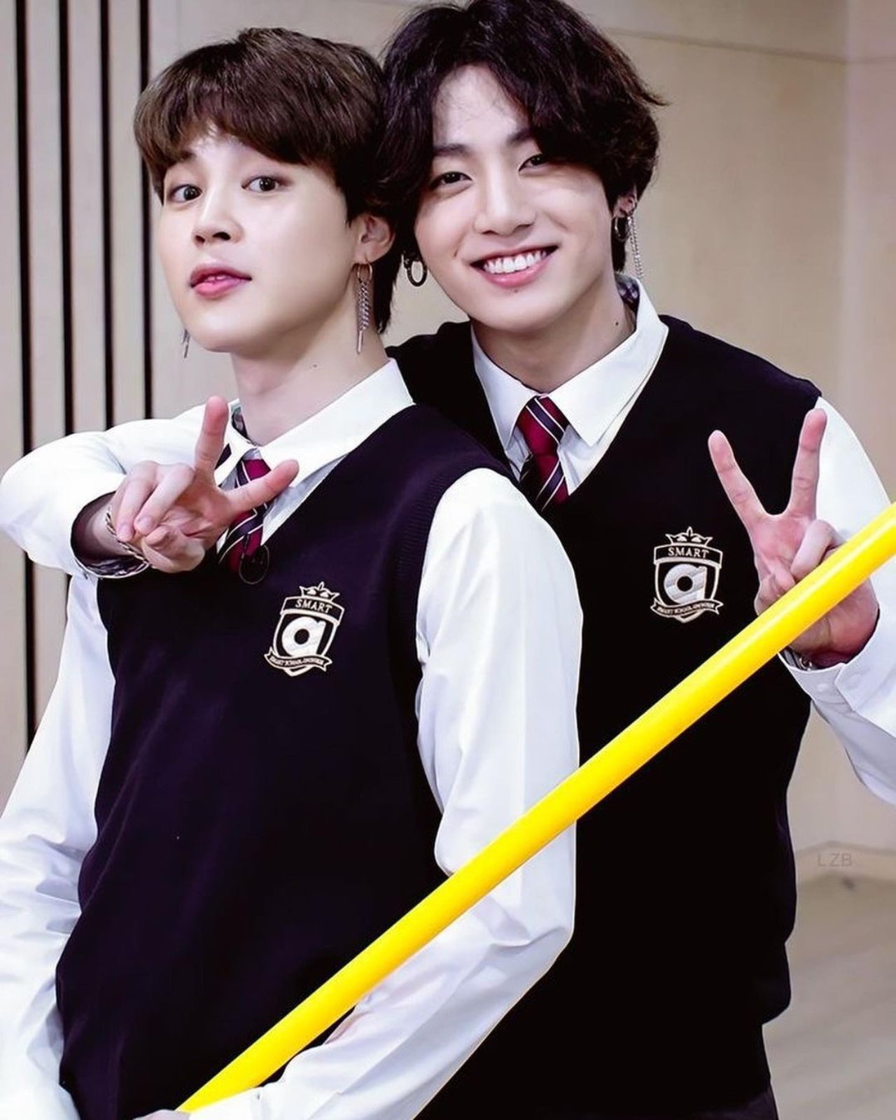 Jimin y Jungkook posando