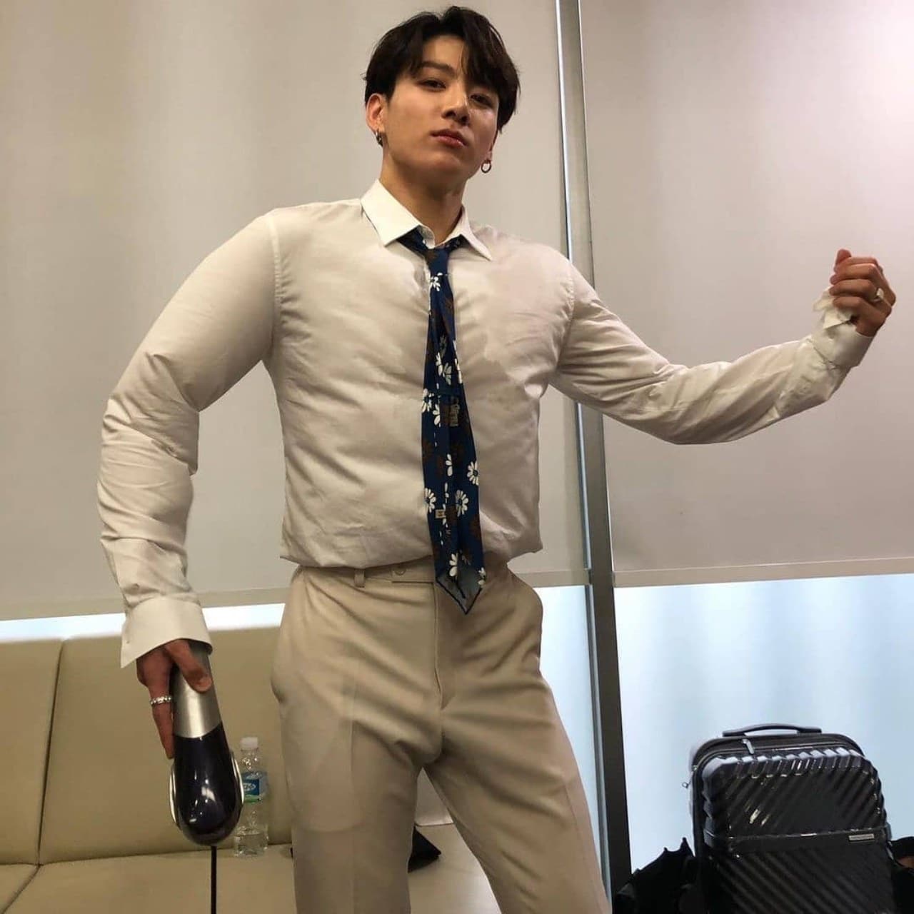 Jungkook se hace músculos con aire