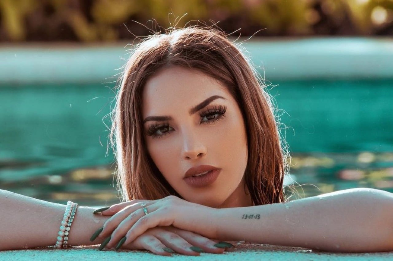 Kimberly ocultó su morete con lentes de sol