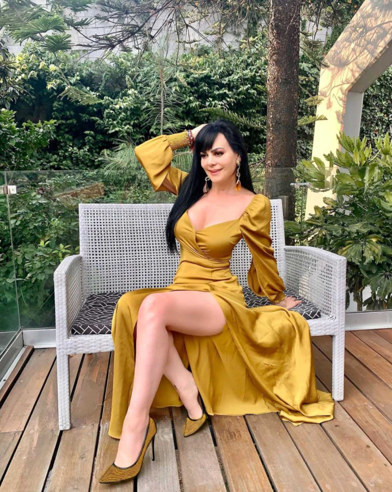 Maribel Guardia con vestido amarillo