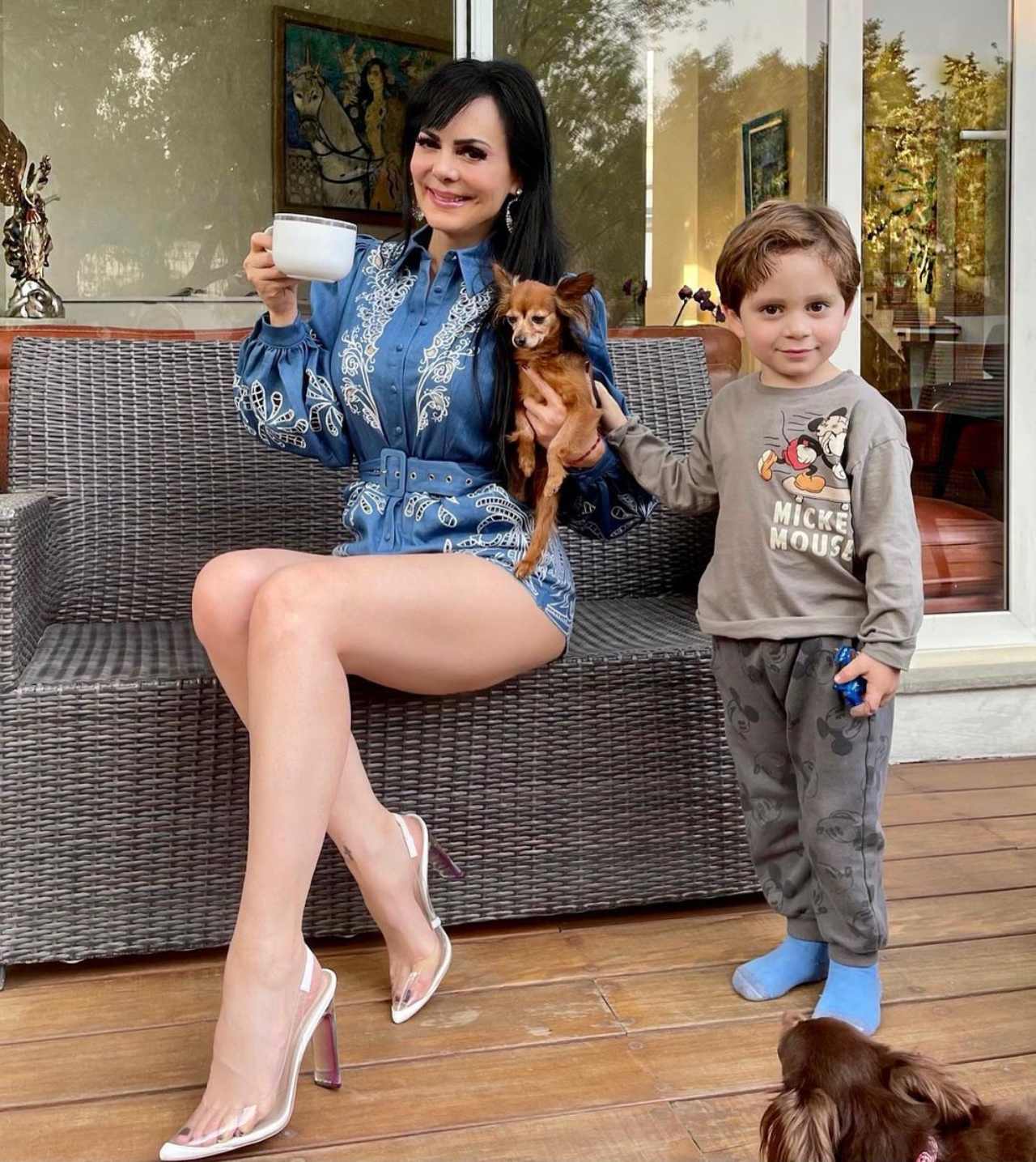 Maribel y su cafecito con su nieto