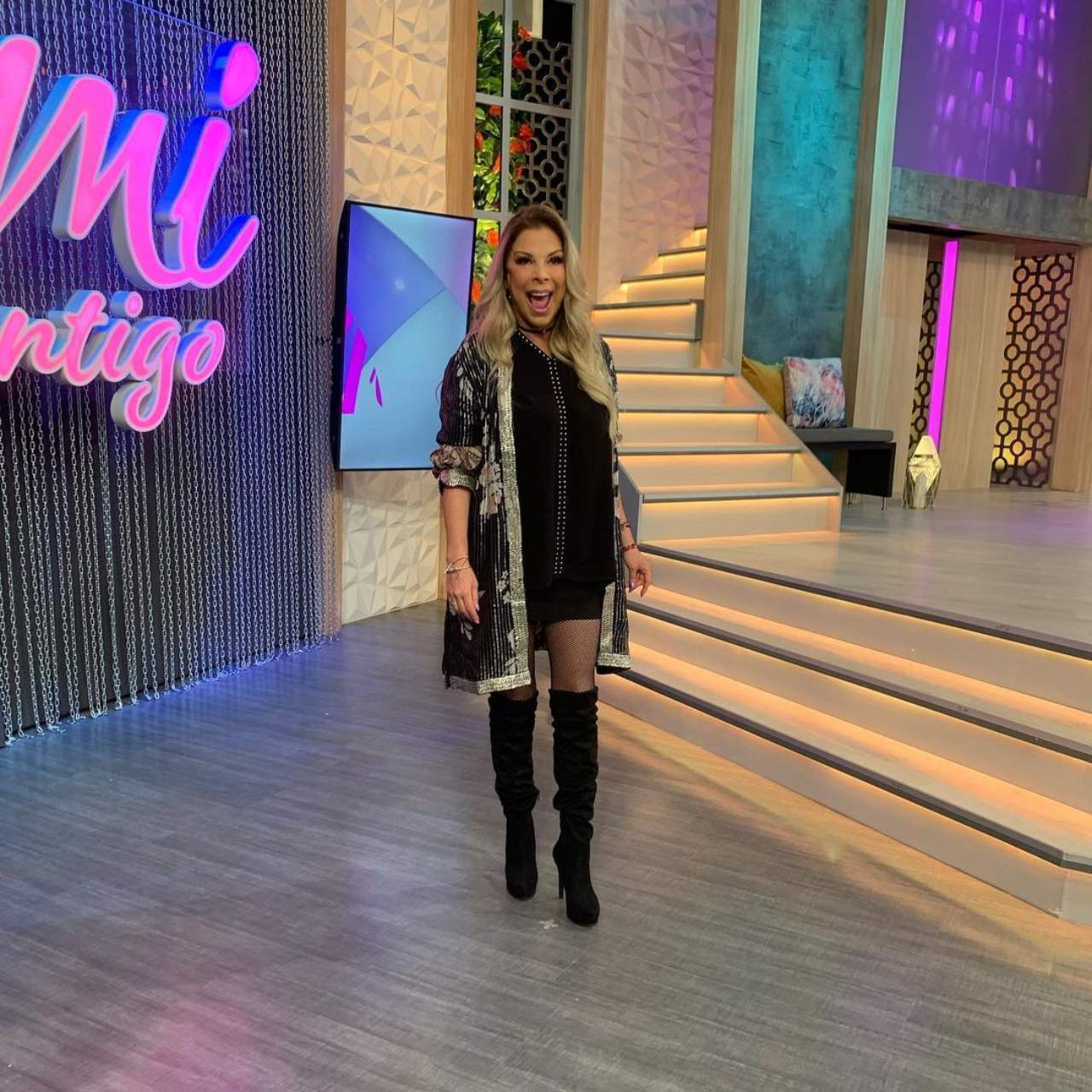 Mimi conduciendo su programa Mimi Contigo