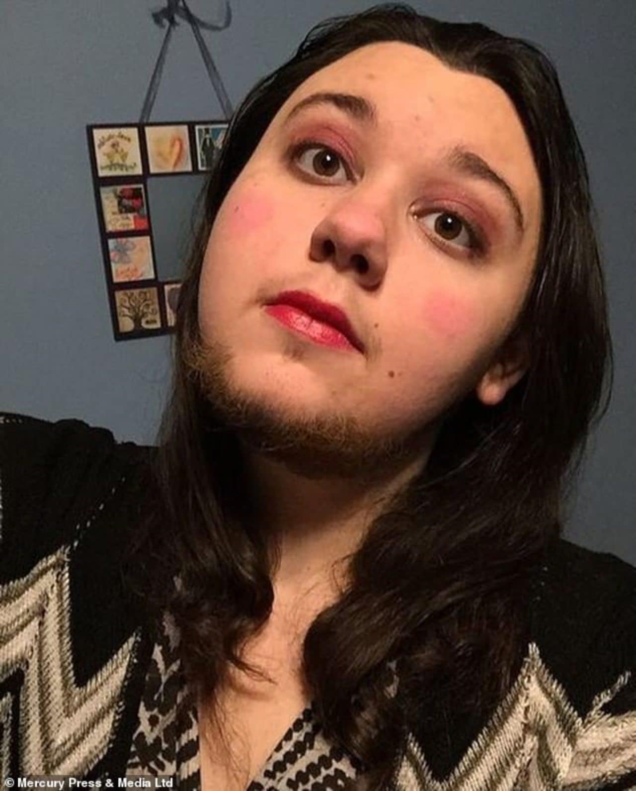 Mujer se deja crecer la barba