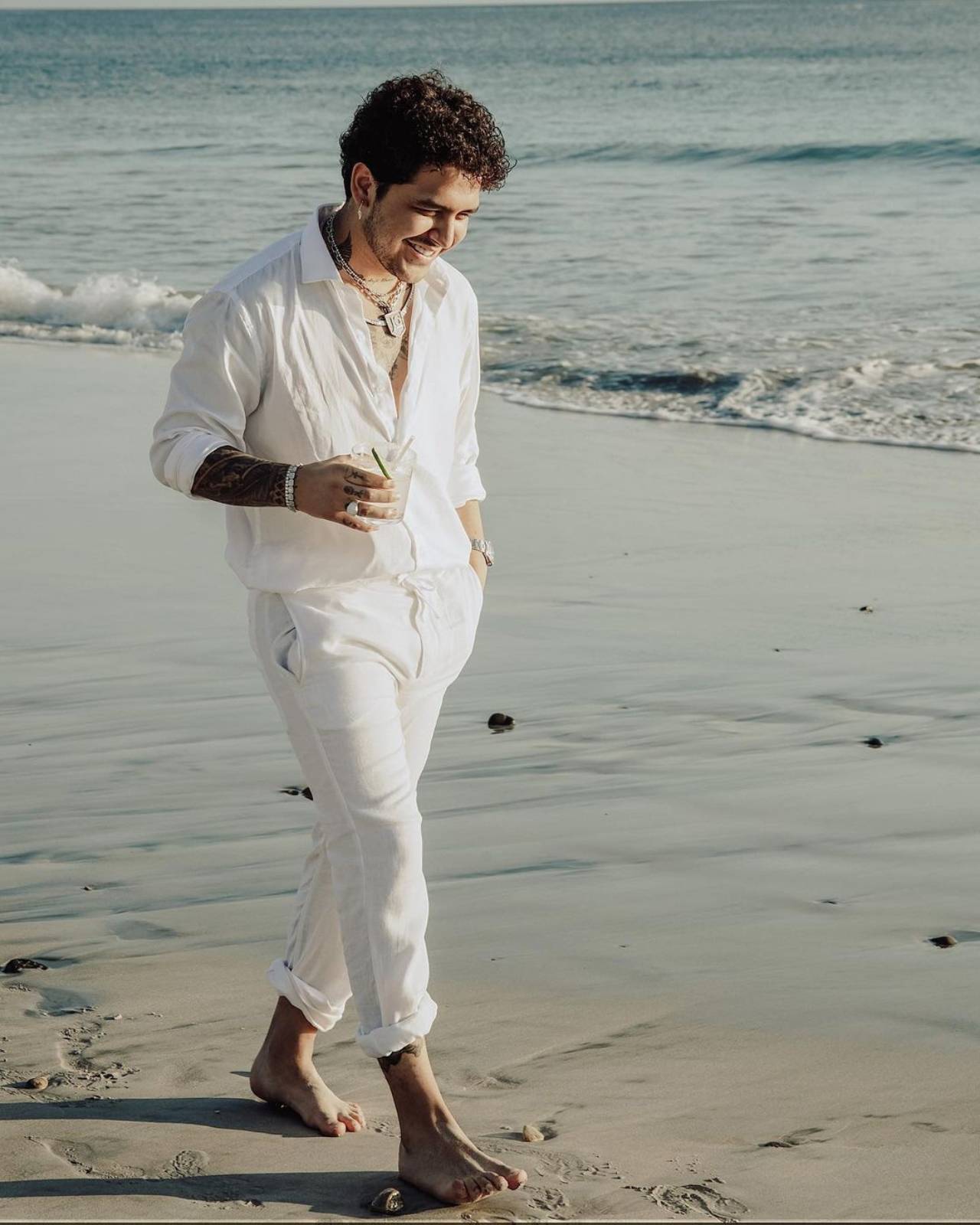 Christian Nodal vestido de blanco