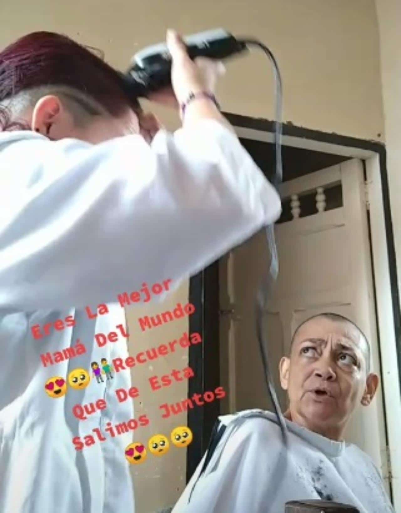 Se rapa con su mamá con cancer