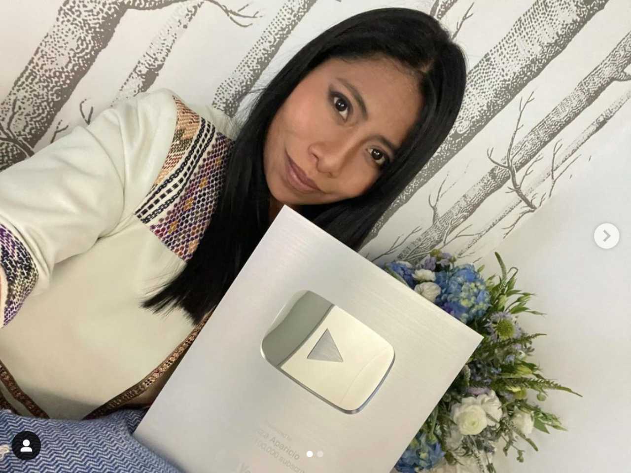 Yalitza Aparicio posa con placa de YouTube