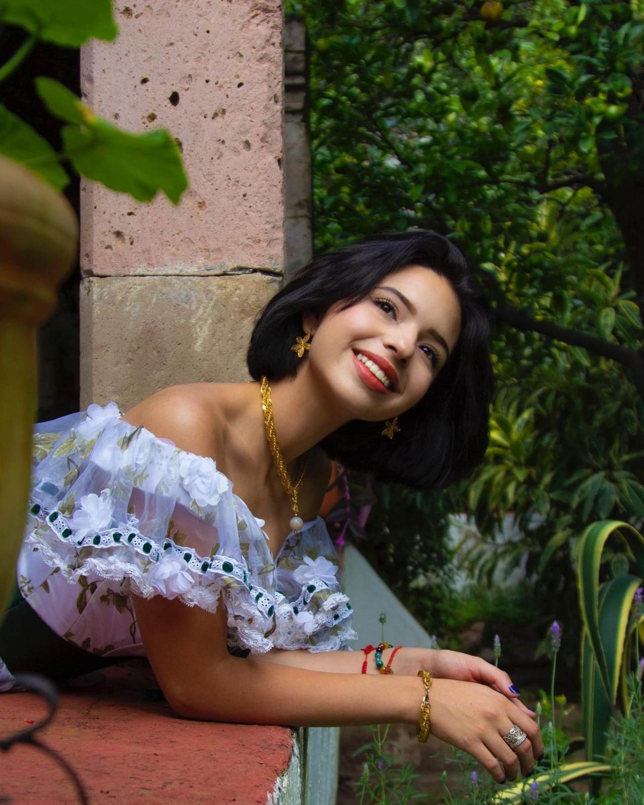 Angela Aguilar asomÃ¡ndose por el balcÃ³n