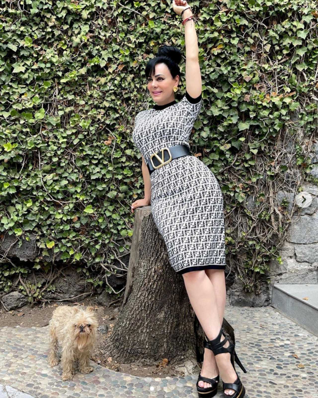 Maribel Guardia con un perrito