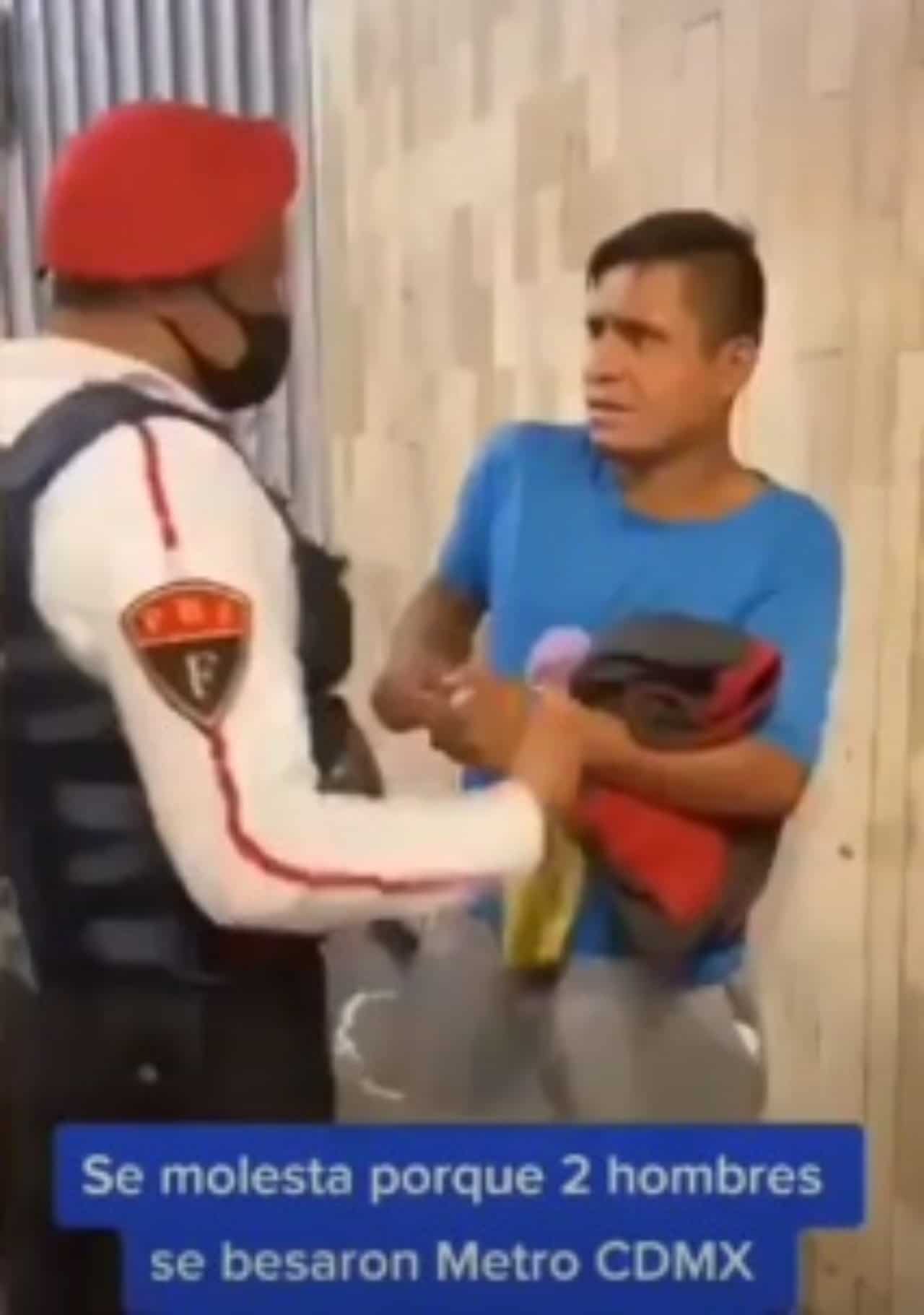 Hombre en el metro de la CDMX