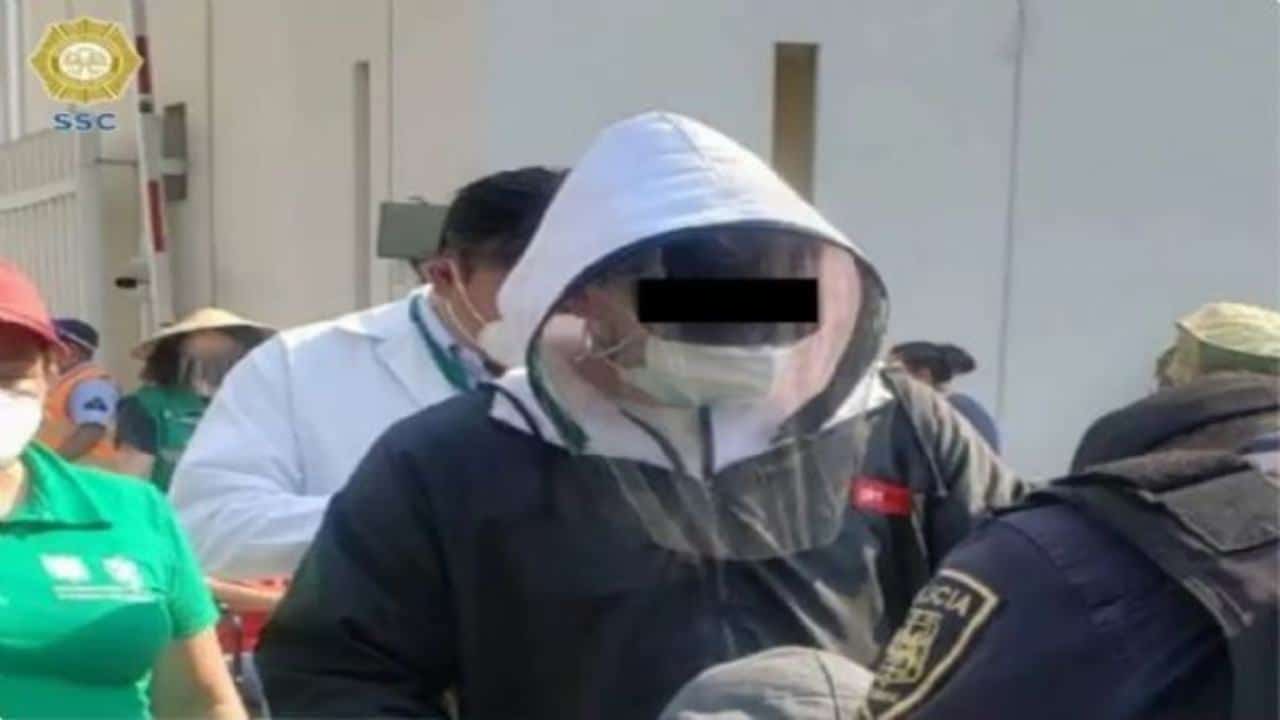 Se disfrazó de abuelito para recibir la vacuna