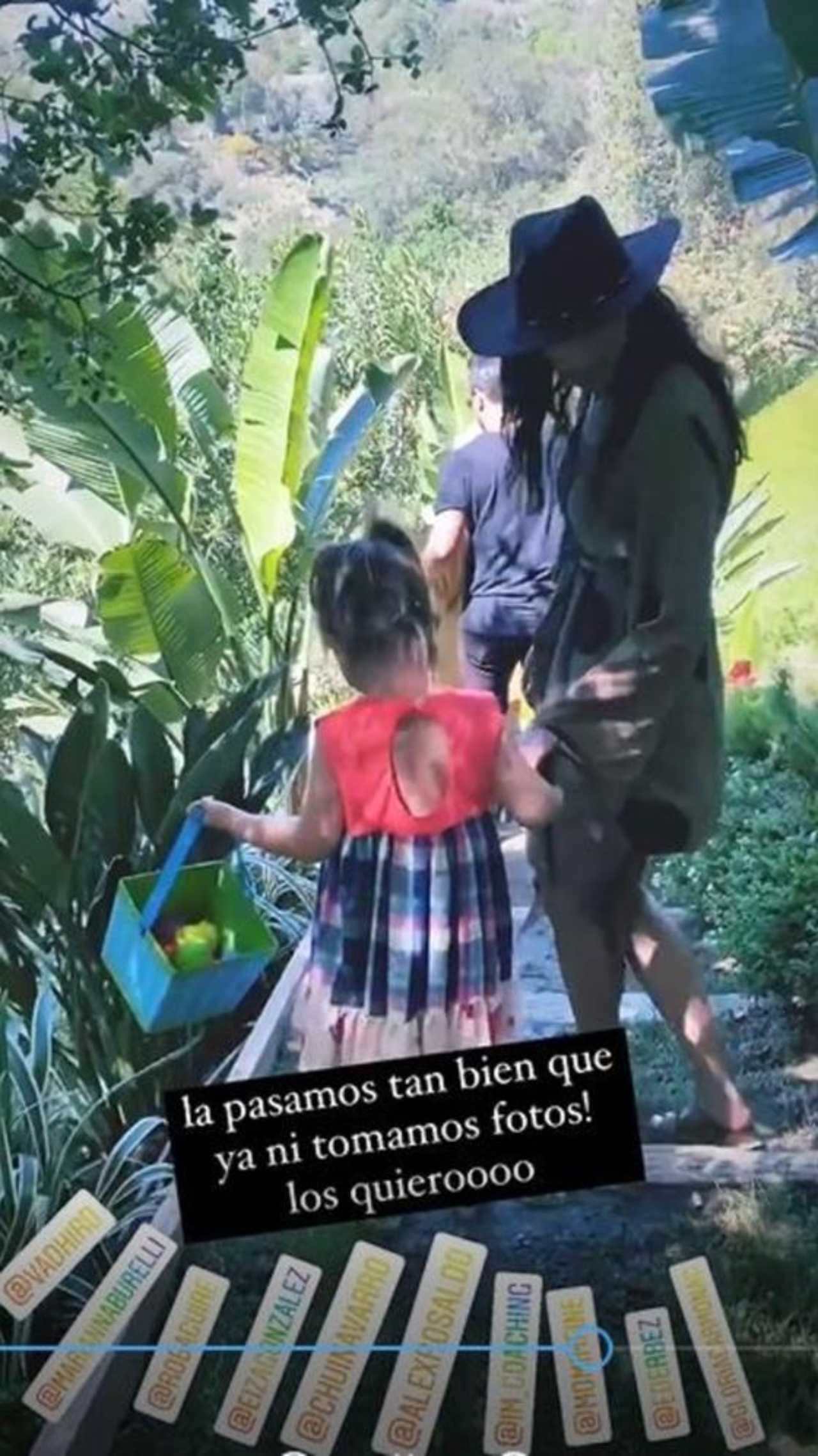 Aislinn Derbez hija Kailani paseo