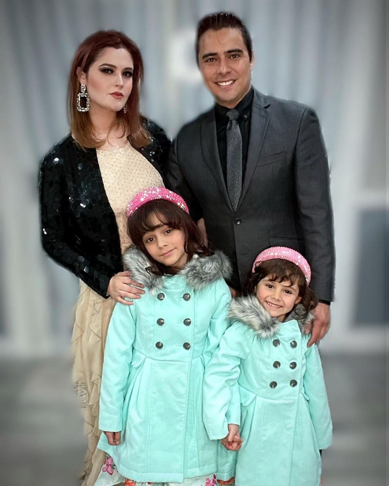 Allisson Lozz con sus hijas y esposo