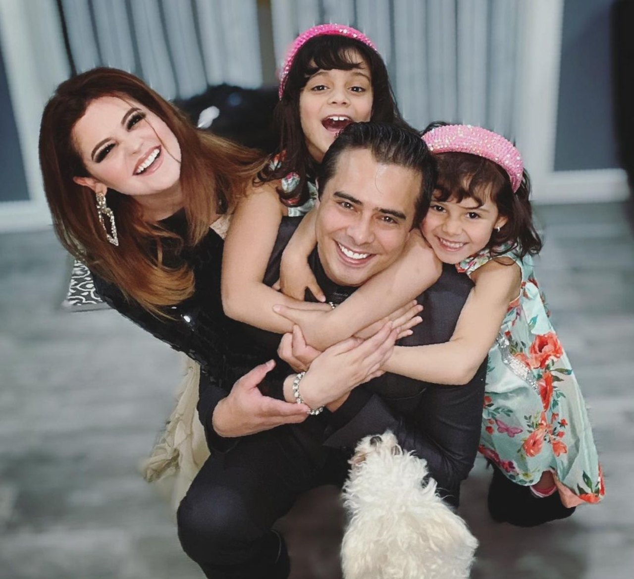 Allisson Lozz con su esposo hijas