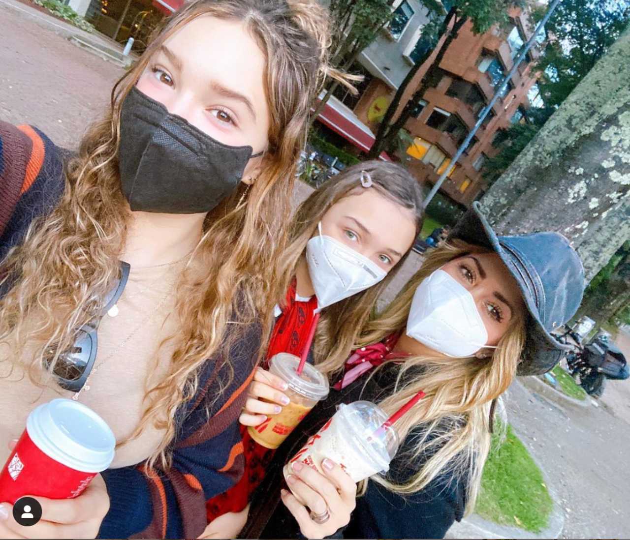 Andrea Legarreta con sus hijas