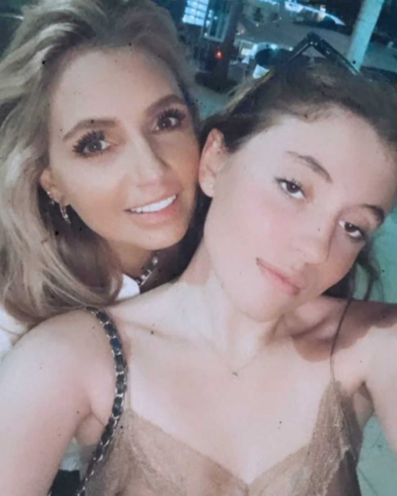 Angélica Rivera reaparece junto a su hija