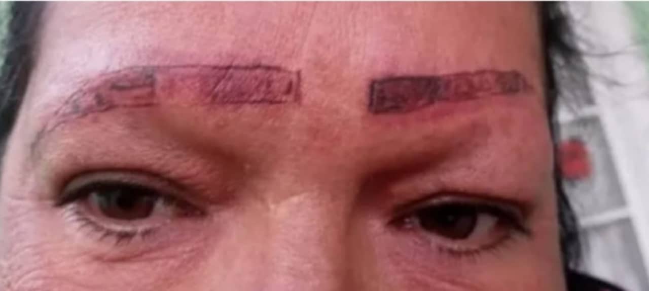 Mujer arruinan cejas microblading viral