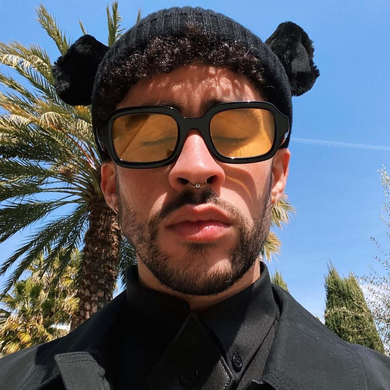 Bad Bunny con gorrito ojos cerrados