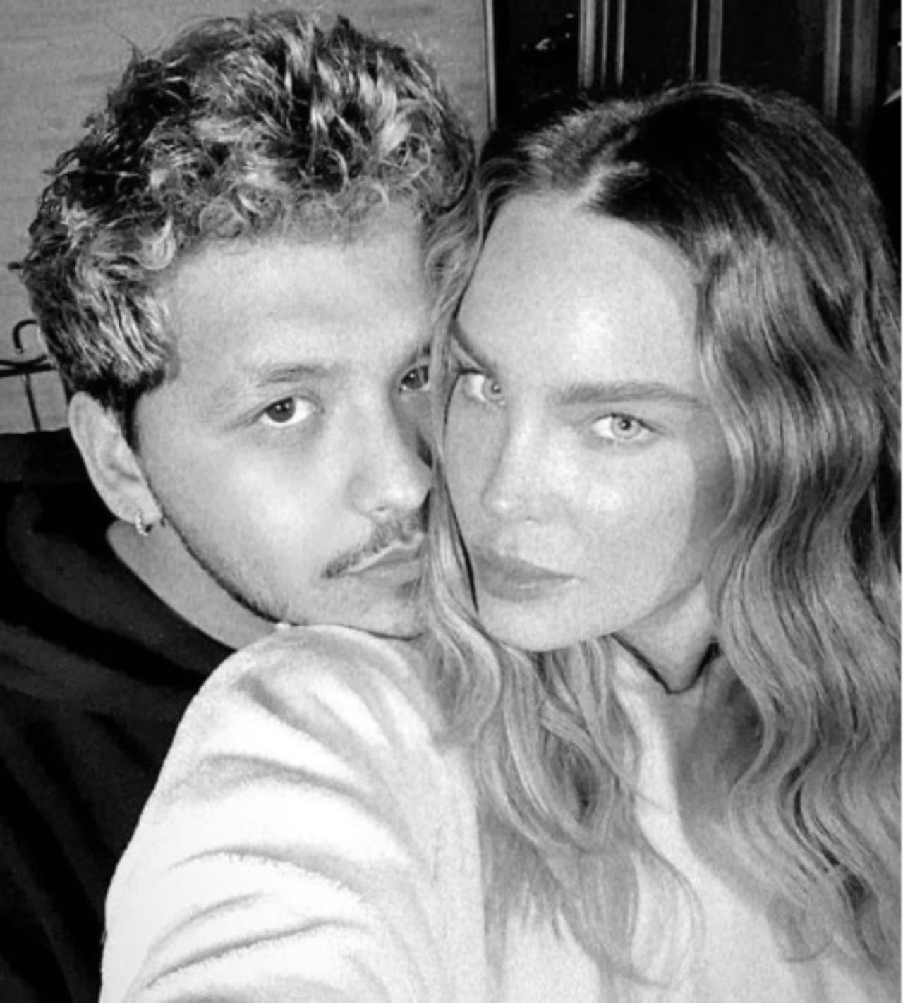 belinda y Nodal en blanco y negro