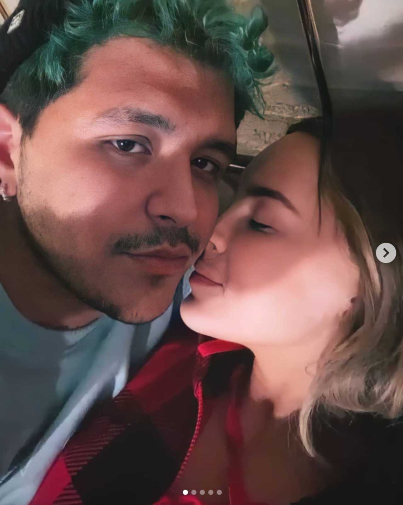 Belinda muestra su amor por Nodal