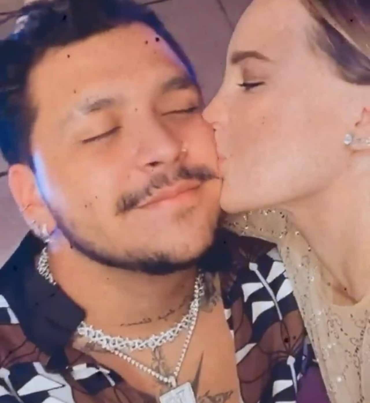 Belinda le da un beso a Nodal