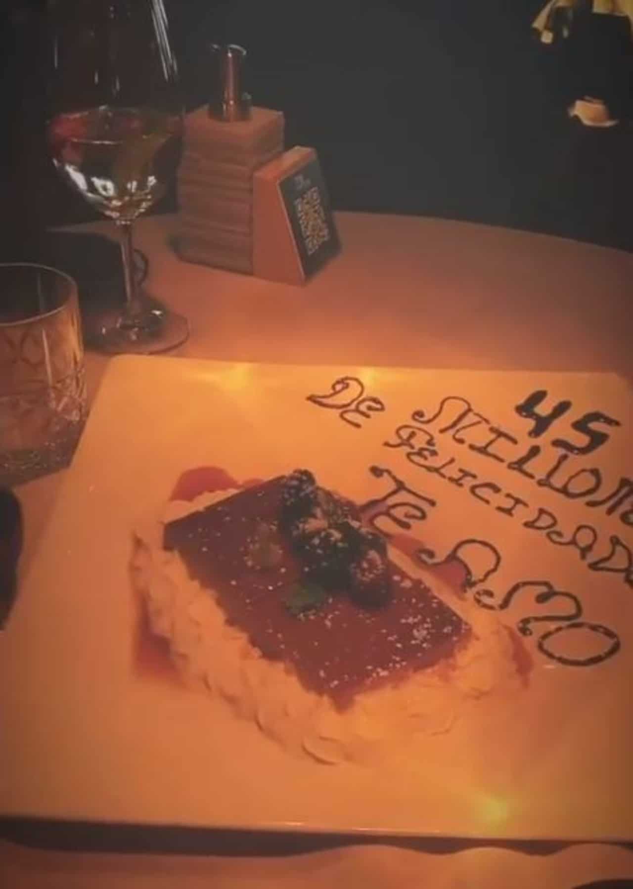 Christian Nodal da pastelaao a Belinda
