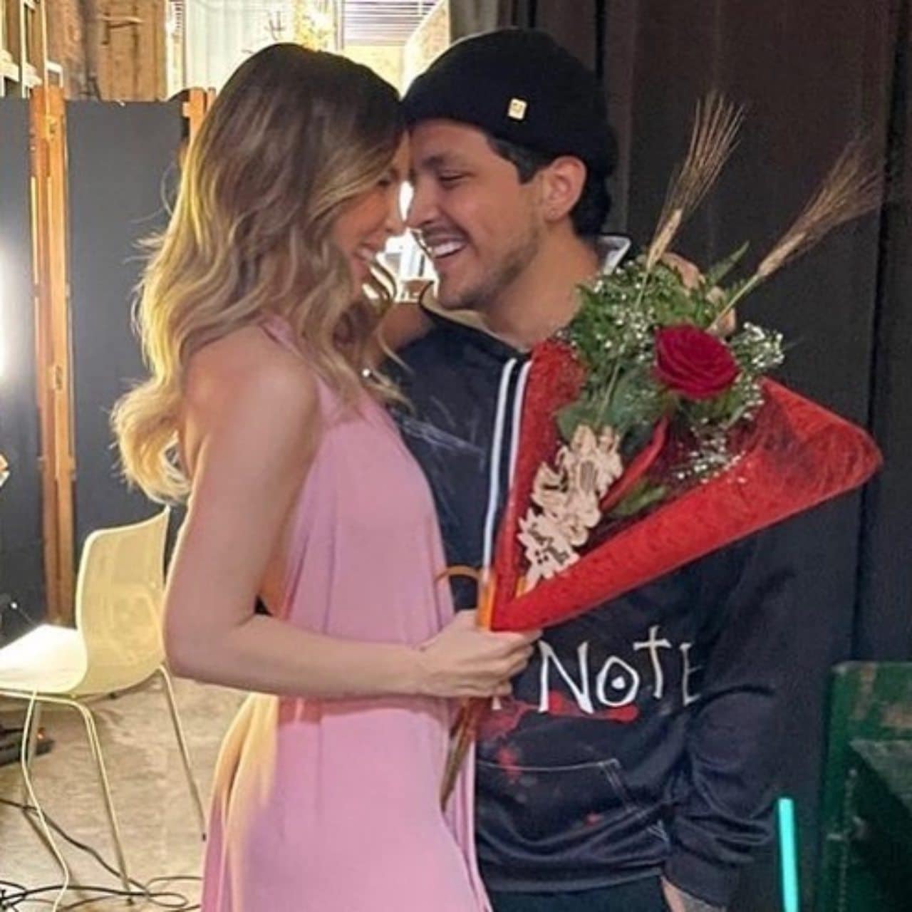 Belinda sorprendida Nodal flores
