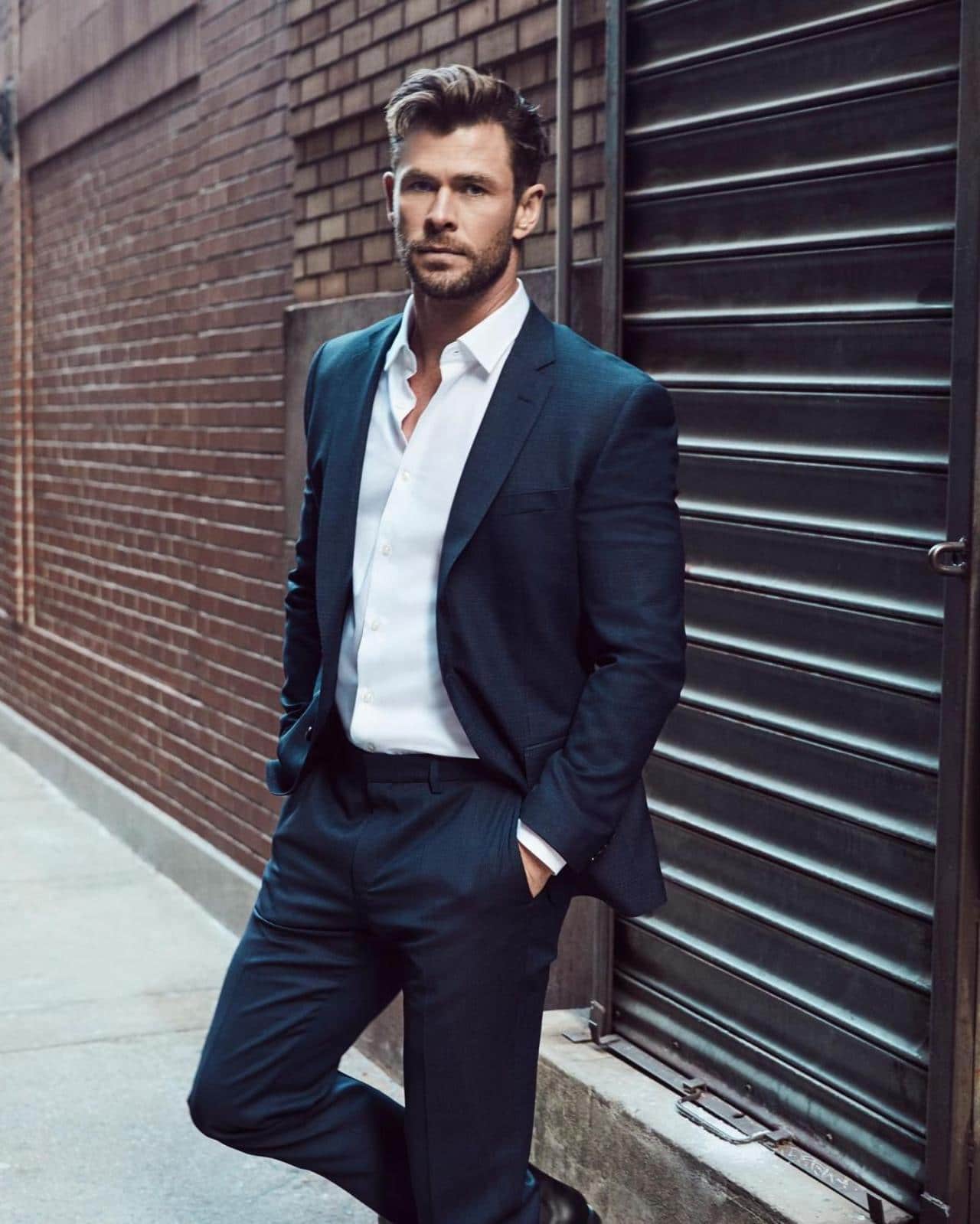 Chris Hemsworth con traje