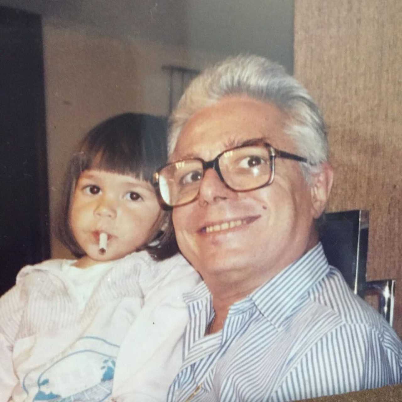 Frida Sofía con su abuelo Enrique Guzmán