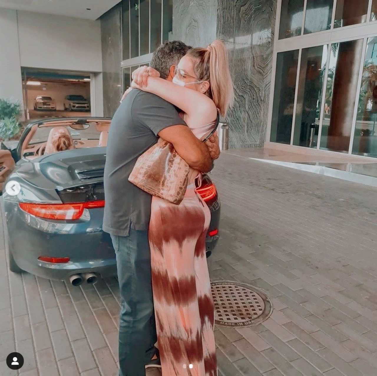 Frida Sofía abrazando a su papá