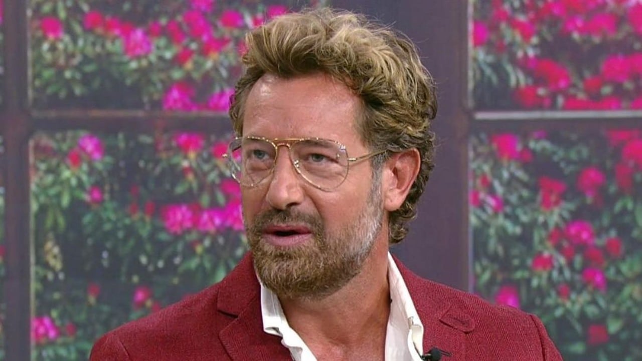 Gabriel Soto abuelo lentes y canas