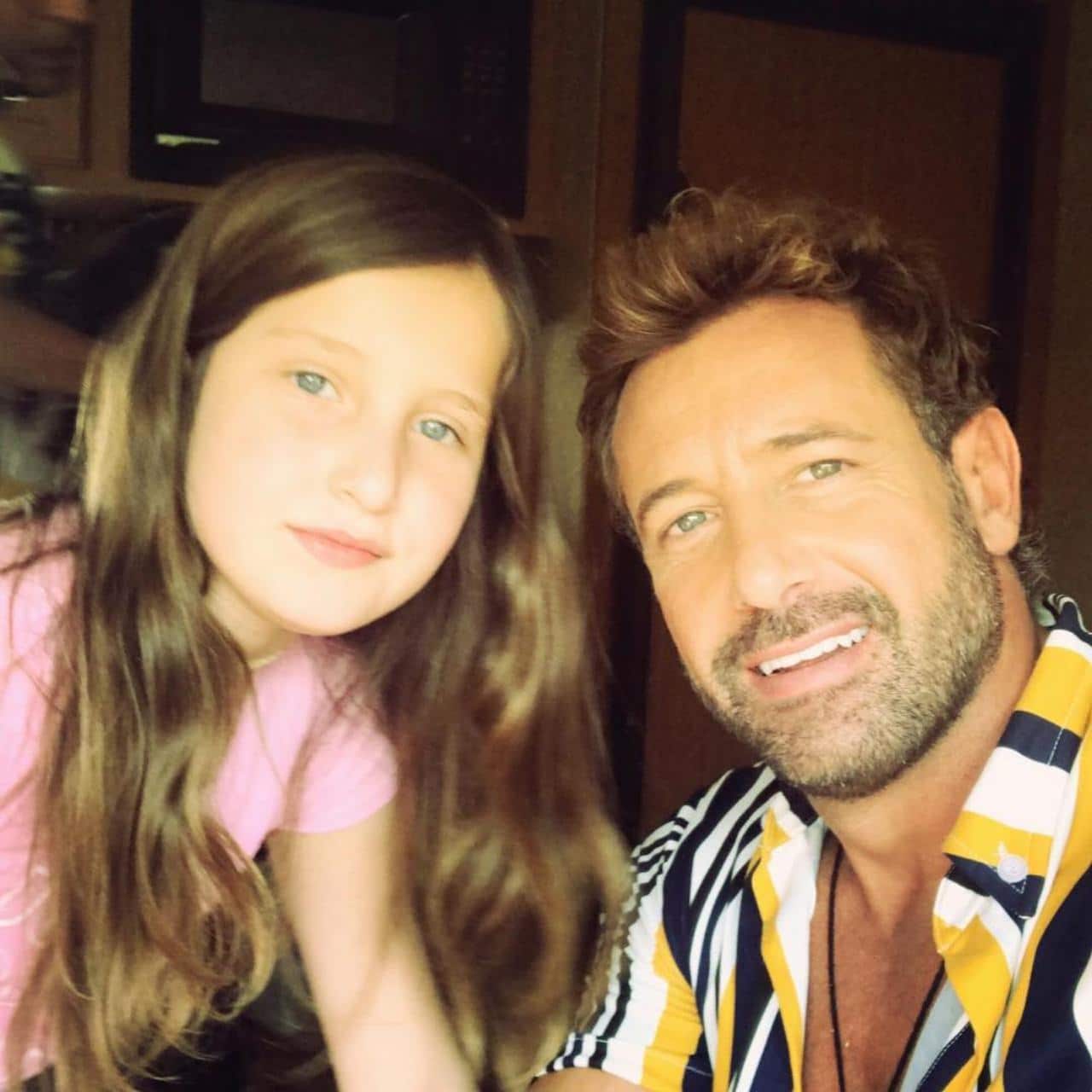 Gabriel Soto enseña a boxear a su hija
