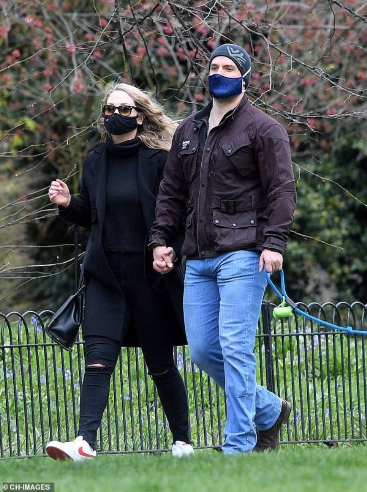 A Henry Cavill se le vio con su novia caminando