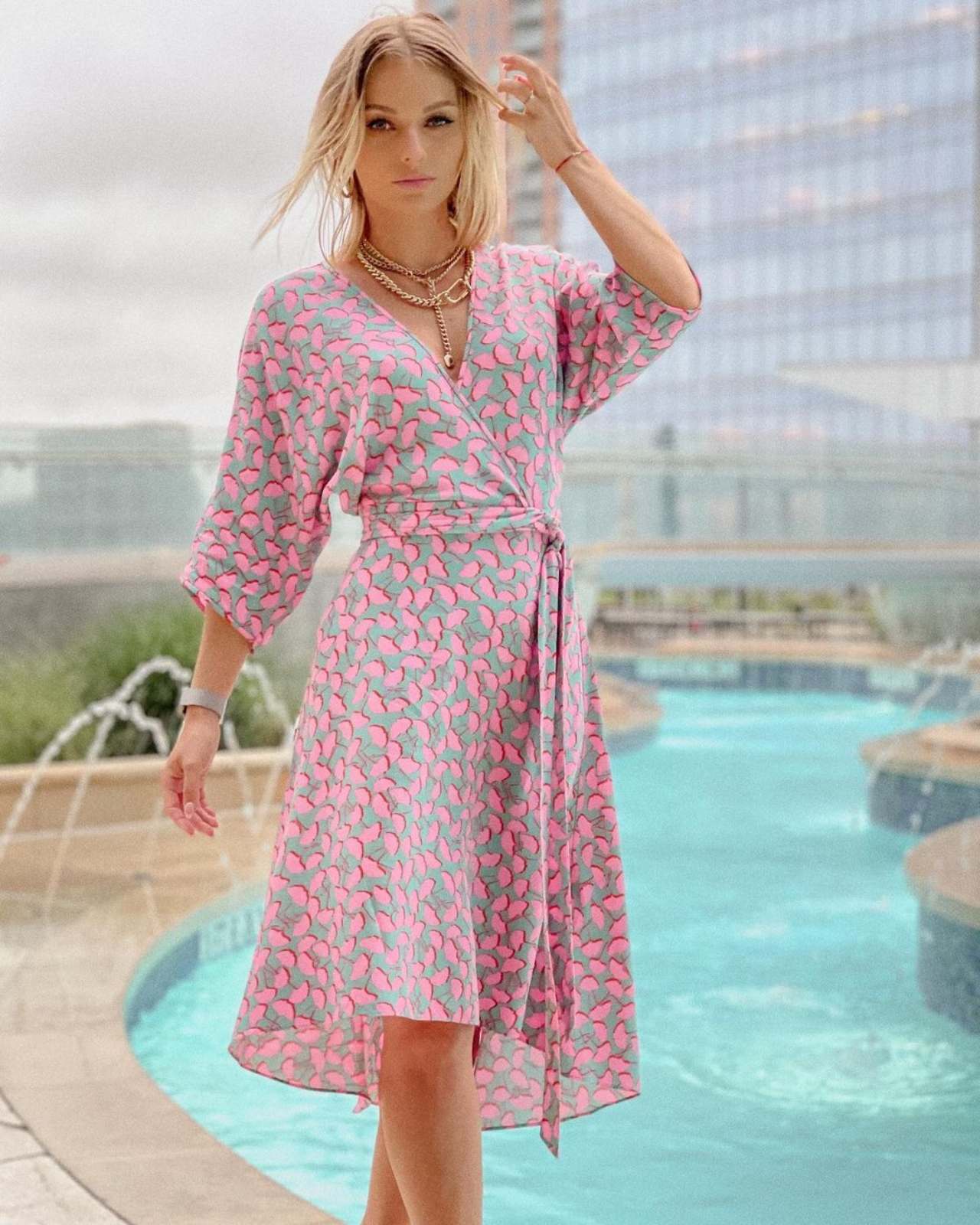 irina baeva con vestido rosa con gris