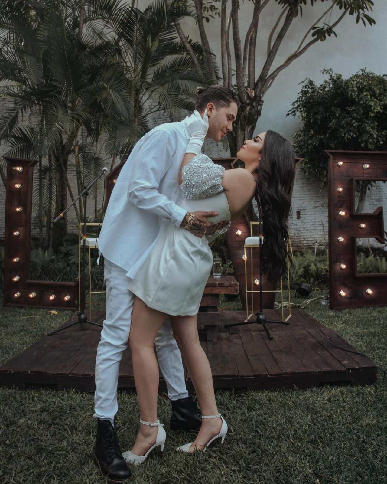 Pantoja y Kimberly Loaiza en su boda
